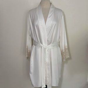 NWT Flora White Satin Lace Accent Robe L/XL